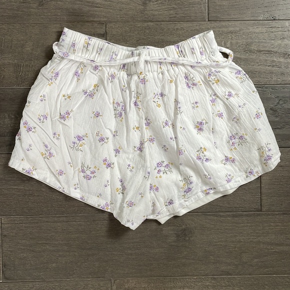 - flowy floral shorts - Picture 3 of 3